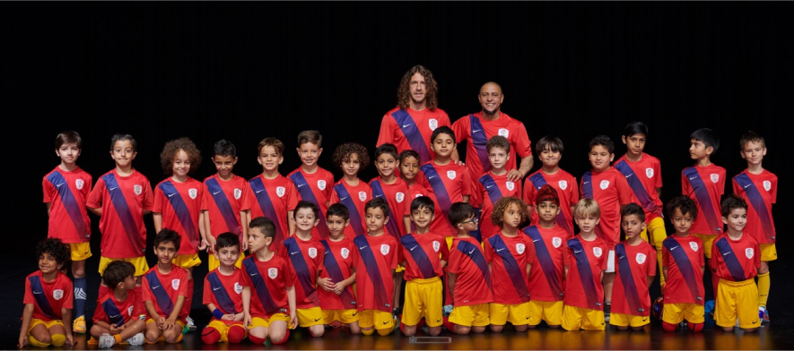 Puyol y Roberto Carlos con niños en Dubai